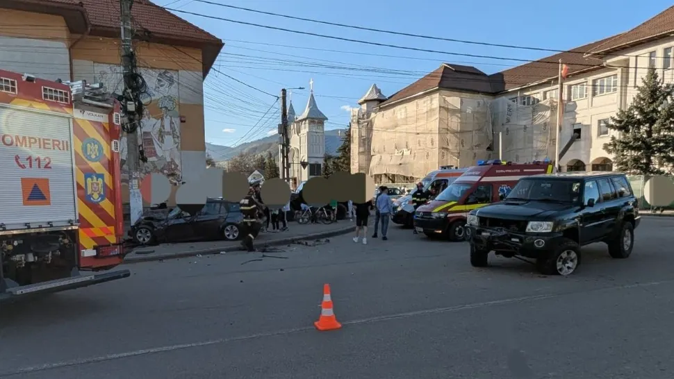 Accident grav în Bistrița-Năsăud. Doi tineri au ajuns la spital după ce mașinile lor s-au ciocnit violent 