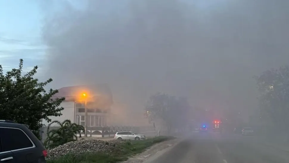 Incendiu puternic la un depozit de materiale de construcţii din Adjud. Intervin pompierii