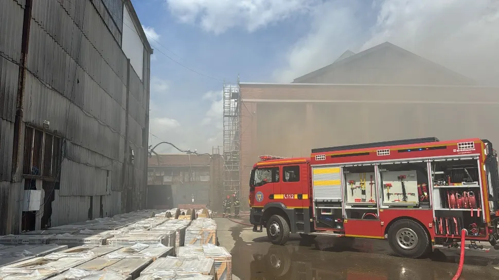 Incendiu de proporții în Capitală, la o hală industrială, lângă Hala Laminor. S-a emis mesaj RO-Alert către populație - FOTO/VIDEO