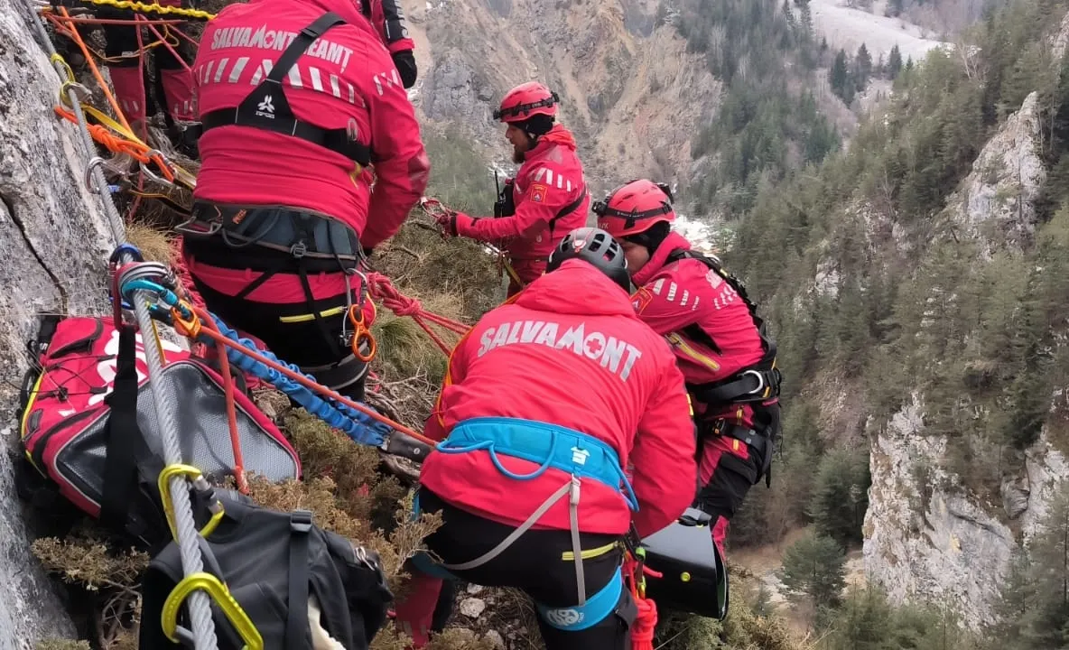 Misiune contracronometru în Munții Maramureșului. Salvamontiștii intervin pentru recuperarea a doi tineri 