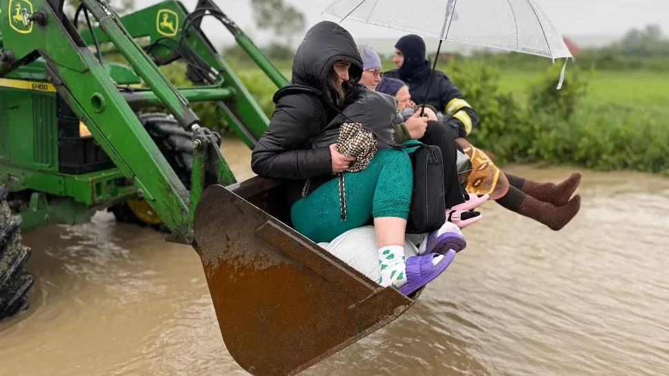 Operațiune DRAMATICĂ în județul Botoșani. Oameni evacuați cu ajutorul buldozerelor din calea apelor revărsate - GALERIE FOTO/VIDEO