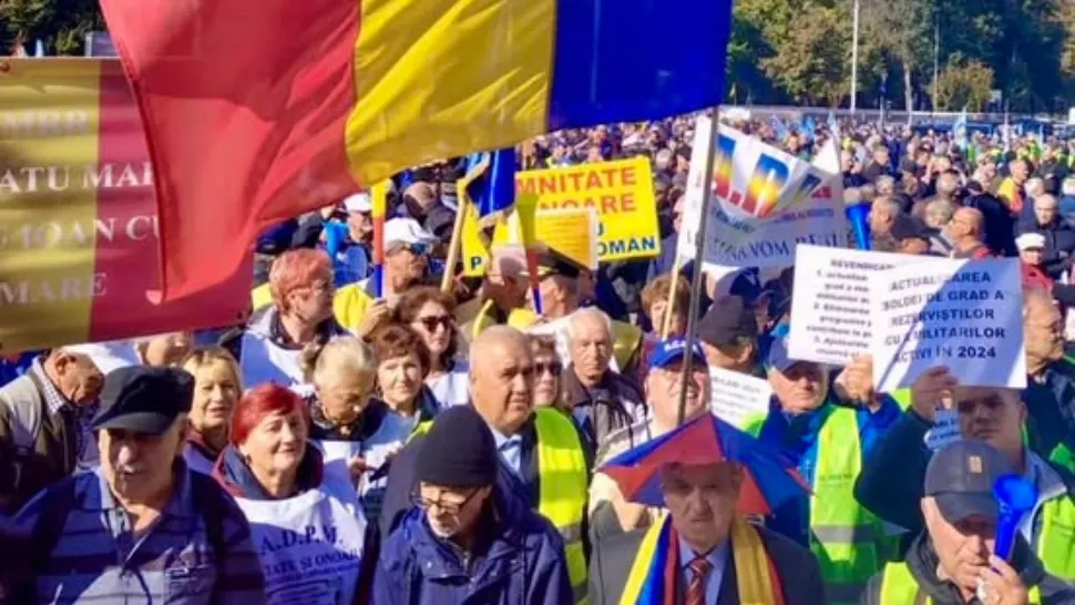 Protest al cadrelor militare disponibilizate și al pensionarilor feroviari, din transporturi și din minerit, în fața Guvernului