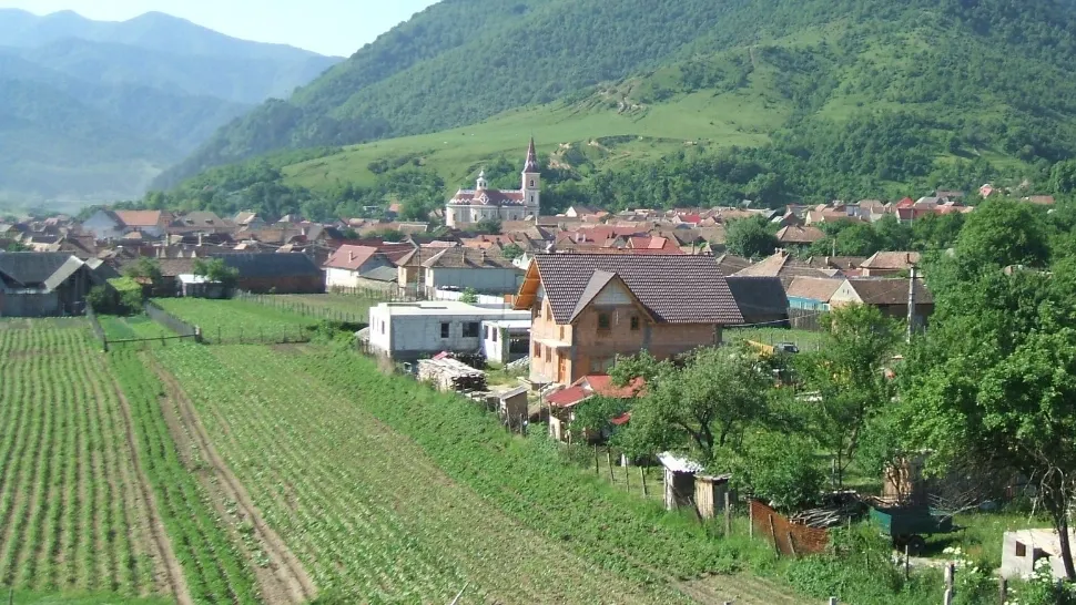 Comuna din România care atrage tinerii ca un magnet. Aici nu există șomaj, iar salariile rivalizează cu cele din marile orașe