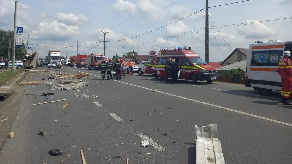 Accident terifiant pe o șosea din România: a fost activat PLANUL ROȘU. Autocar cu 20 de pasageri implicat într-o coliziune cu un autocamion