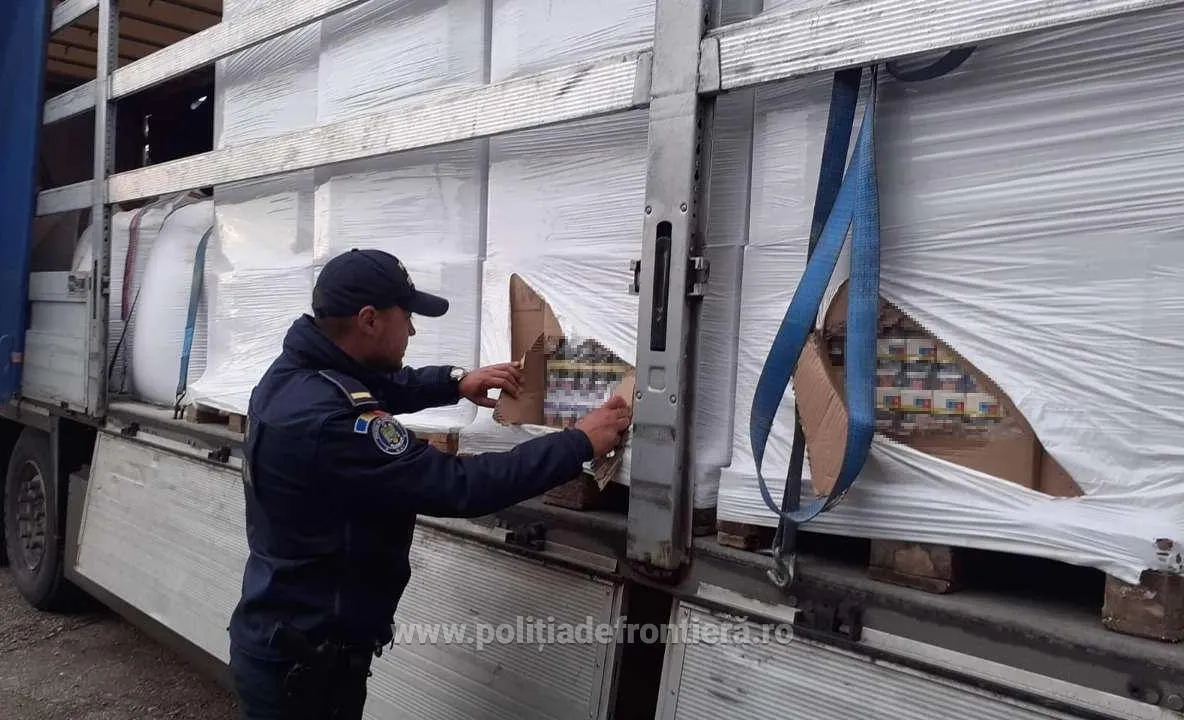 Captură de peste 1,2 milioane de euro în Giurgiu. Ce se ascundea într-un TIR care transporta paleți - FOTO