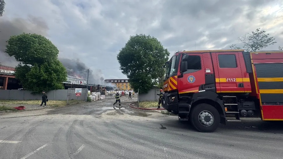 Incendiu de amploare la Constanța, la Depoul CFR Palas! Fumul dens se poate observa de la distanță - FOTO