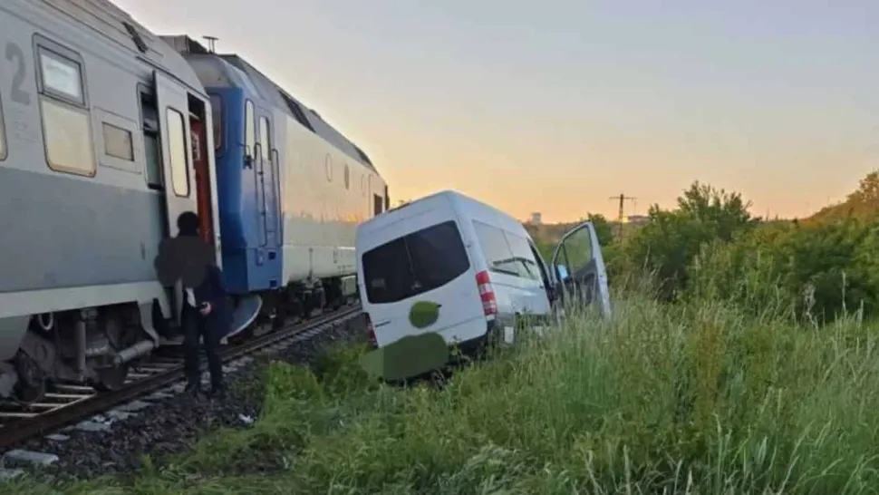 Microbuz cu 11 pasageri lovit de un tren, la Pitești. Imagini teribile, o tragedie evitată în ultima clipă - FOTO
