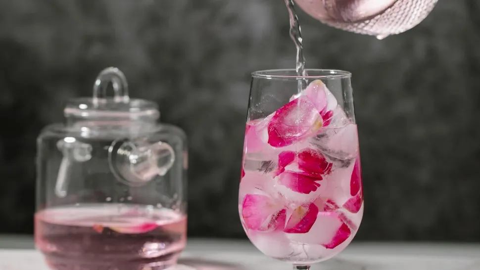 Ce este apa de trandafiri și ce beneficii nebănuite are. Toate femeile TREBUIE să-și prepare acest elixir al frumuseții