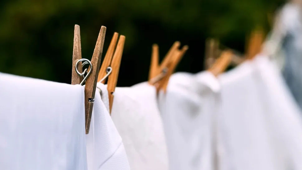 Amestecul natural care elimină petele de pe hainele albe. Nu o să mai ai nevoie de înălbitor 