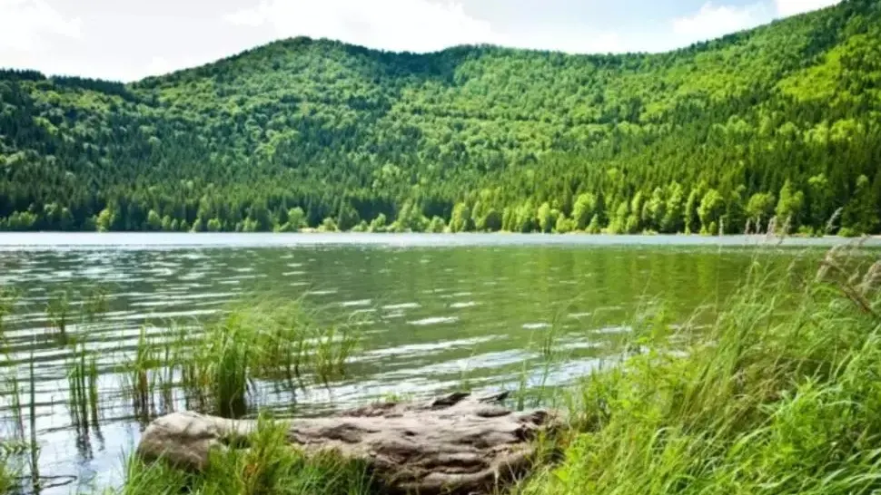 Lacul cu cea mai pură apă din România. Legendele spun că dacă te speli cu ea vei fi protejat tot anul