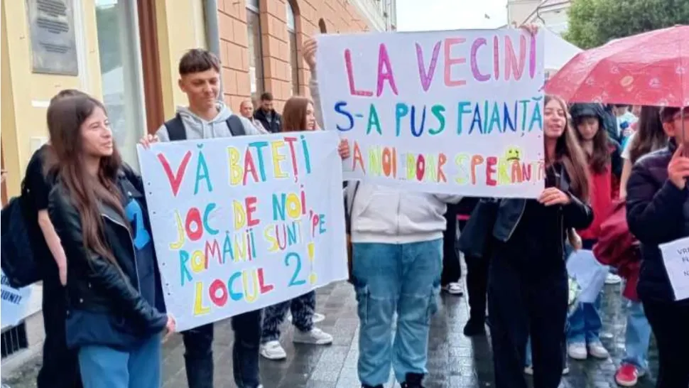 Părinții, elevii și dascălii de la singurul liceu de limbă română din Sfântu Gheorghe au protestat în fața Primăriei: 'Vă bateți joc de noi', 'Ne-ați mințit și ne-ați umilit'