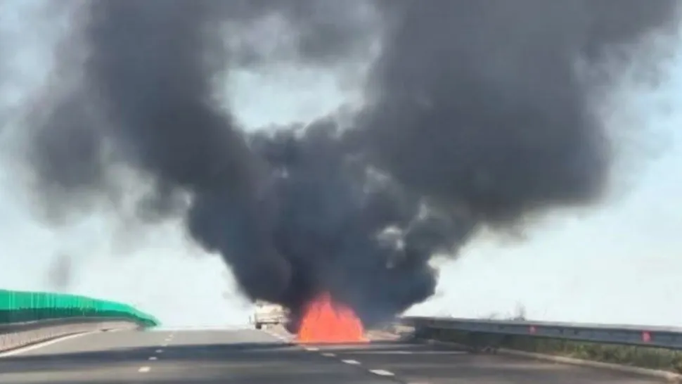 O mașină a luat foc pe Autostrada Soarelui, pe sensul spre Litoral. Traficul este blocat VIDEO