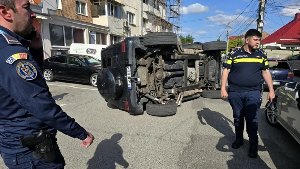 Soțul vicepreședintei Curții de Apel București s-a răsturnat cu bolidul pe o stradă din București. Se pare că a consumat droguri