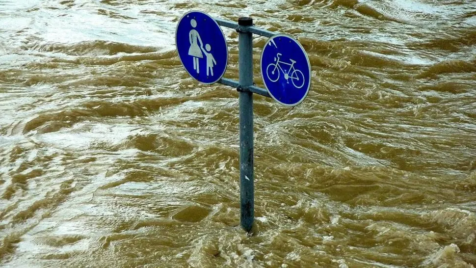 România este sub ape! Resticții de circulație pe mai multe drumuri importante din țară, din cauza ploilor abundente