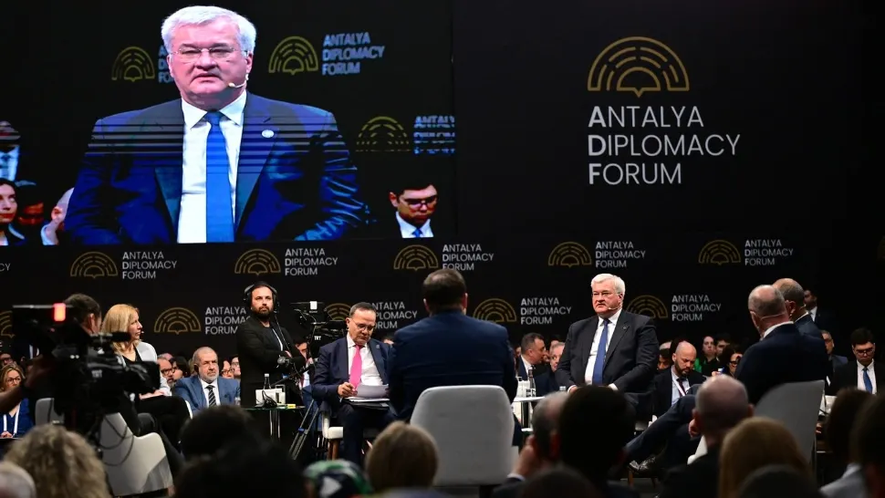 Sub frica amenințărilor lui Trump, miniștrii de externe din NATO discută în Antalya despre creșterea cheltuielilor militare