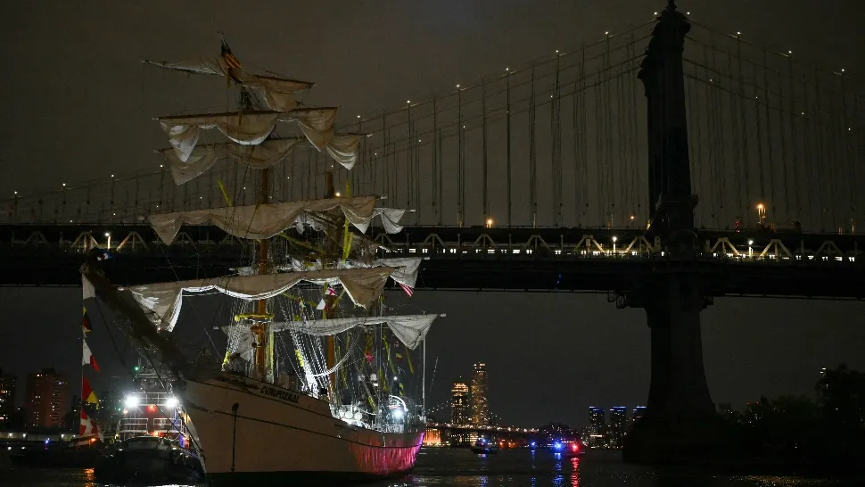 Panică la New York! Două persoane au fost MURIT și alte 19 au fost rănite, după ce o navă a Marinei mexicane a lovit podul Brooklyn FOTO & VIDEO