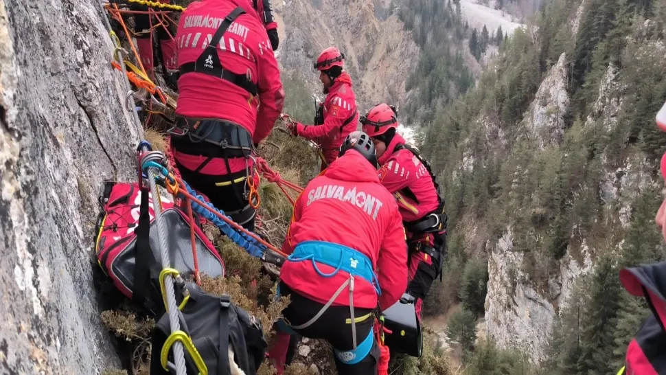 Misiune contracronometru în Munții Maramureșului. Salvamontiștii intervin pentru recuperarea a doi ucraineni rătăciți de trei zile 