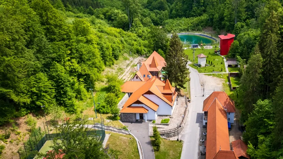 Stațiunea bogată în izvoare minerale care a renăscut după 2000 își așteaptă turiștii. Are o bază de tratament, spa, terenuri de tenis și minigolf