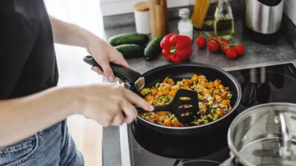 Alimentul pe care nu trebuie să îl gătești într-o tigaie antiaderentă. Foarte multe gospodine fac această greșeală 