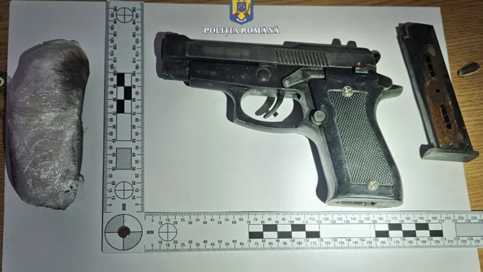 Sute de arme, dar şi cartuşe şi articole pirotehnice, descoperite de Poliție în urma unor percheziții de amploare. 3 persoane au fost reținute