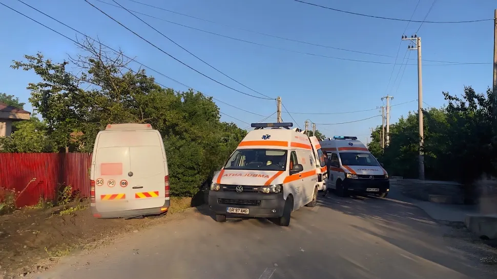 Accident cumplit în Giurgiu: patru oameni aflați în fața porții au fost spulberați de un microbuz. A intervenit elicopterul SMURD