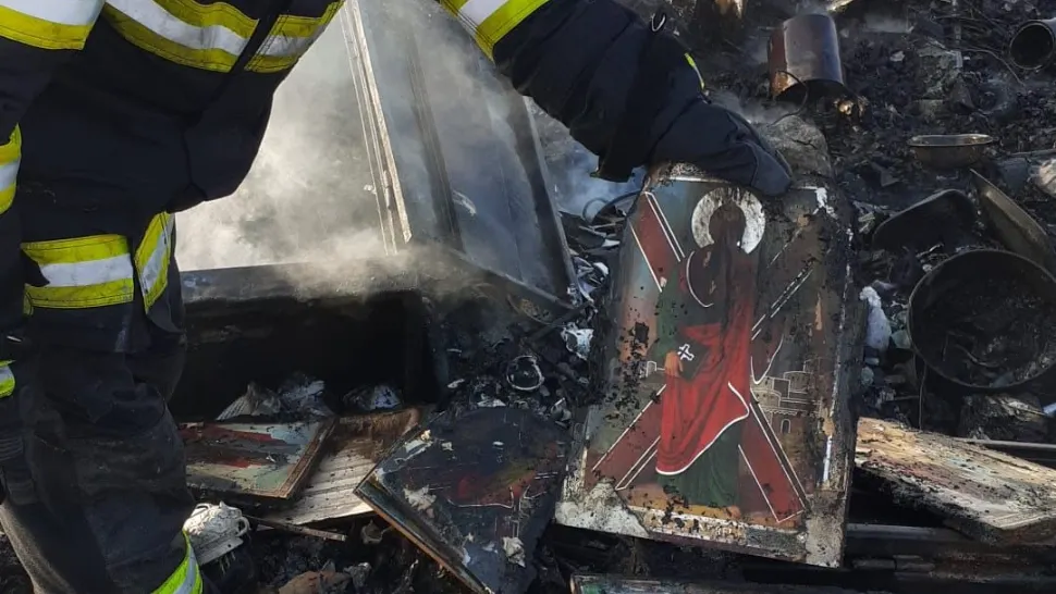 Miracol după un incendiu devastator din județul Constanța. Trei icoane au rămas aproape intacte - FOTO