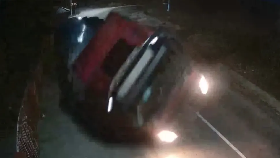   Un tânăr de 29 de ani a scăpat ca prin minune după ce TIR-ul pe care-l conducea s-a răsturnat, într-o curbă
