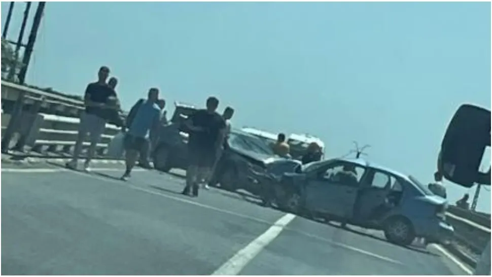 Trafic blocat în județul Bihor! Două persoane au fot rănite, după ce două mașini s-au ciocnit violent 