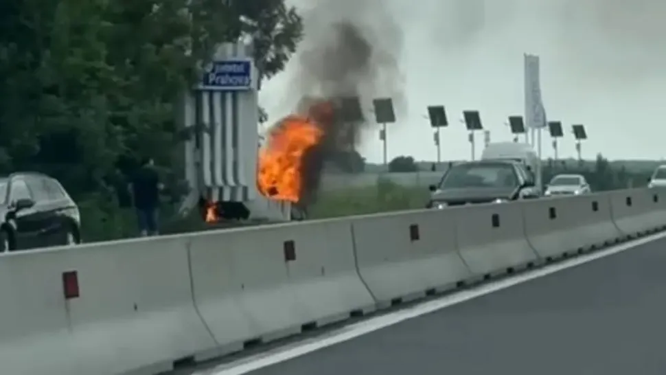 Accident grav pe DN1, lângă Ciolpani: mașină, în flăcări după ce a lovit o bornă kilometrică, iar șoferul a rămas blocat înăuntru