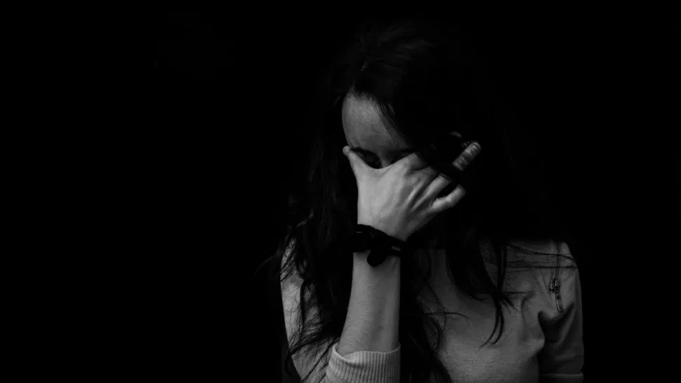 Adolescentă de 14 ani, drogată în curtea unei școli din Mangalia de mai mulți indivizi. Copila a fost găsită inconștientă în baie 