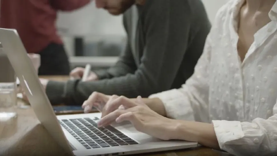 Inteligența artificială ia locul angajaților din corporații
