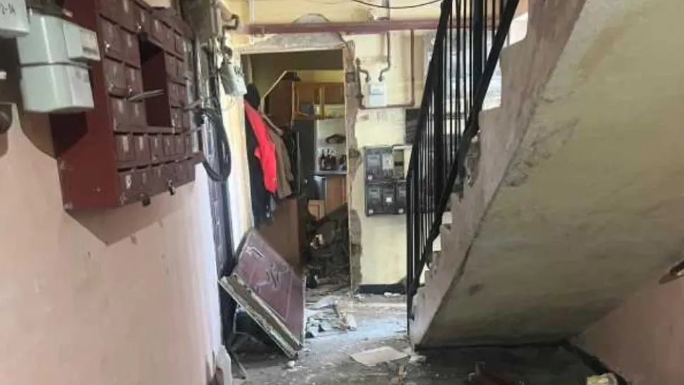 Explozie devastatoare într-un bloc din Reghin. Ușa unui apartament a „zburat” din balamale iar peretele despărțitor a fost rupt în două