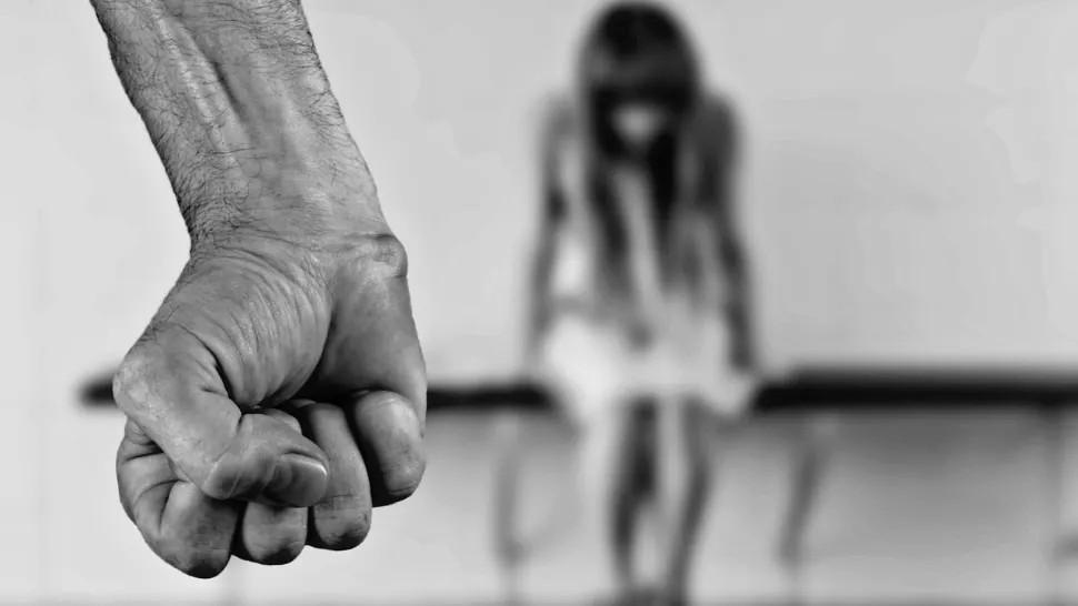 Arestat pentru o agresiune șocantă: o femeie însărcinată, mutilată de partenerul ei pentru că a refuzat să-l sărute