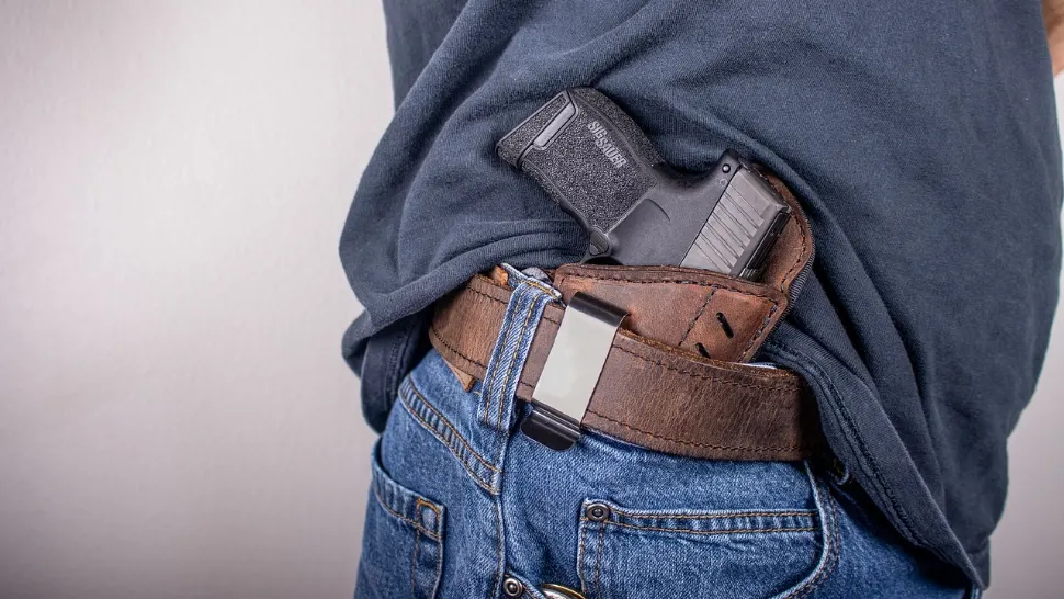 Bărbat arestat după ce și-a bătut soția și a încălcat ordinul de protecție. Poliția i-a găsit un pistol și cartușe în locuință