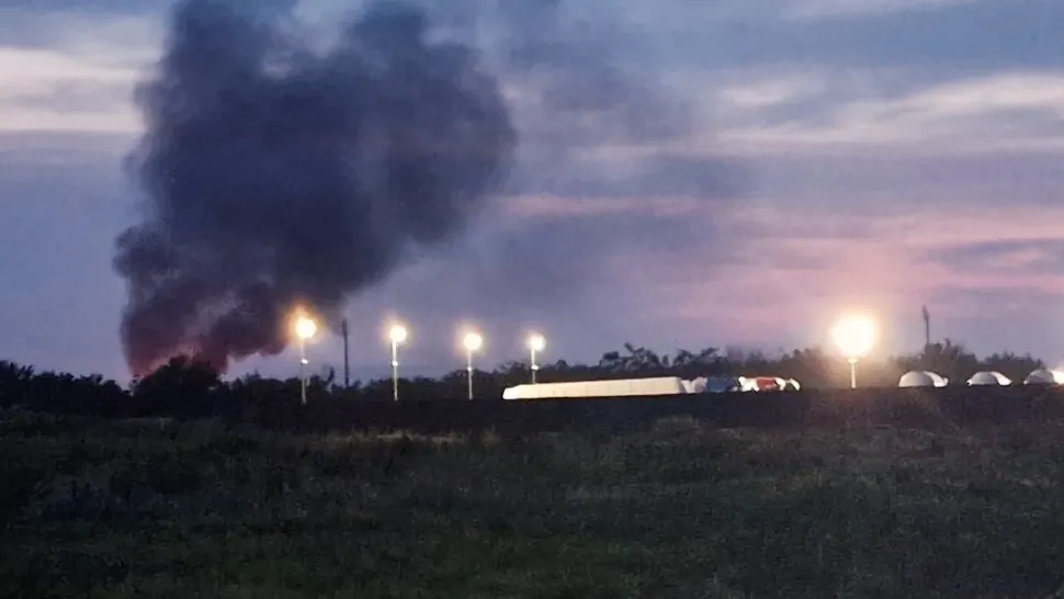 Incendiu violent, lângă o stație GPL de lângă Capitală: zeci de case, în pericol să se facă scrum - FOTO