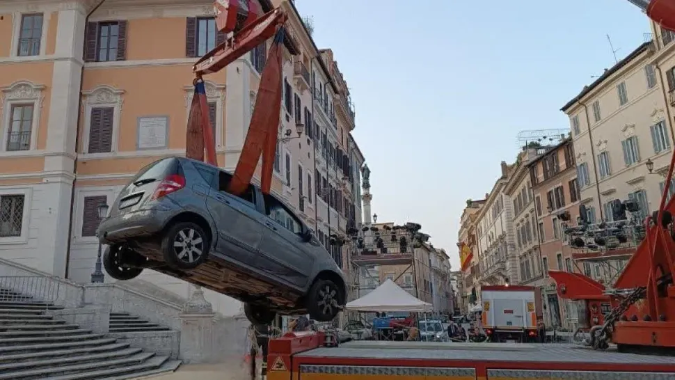 Mașină blocată pe Treptele Spaniole: un octogenar a rătăcit cu Mercedesul în inima Romei