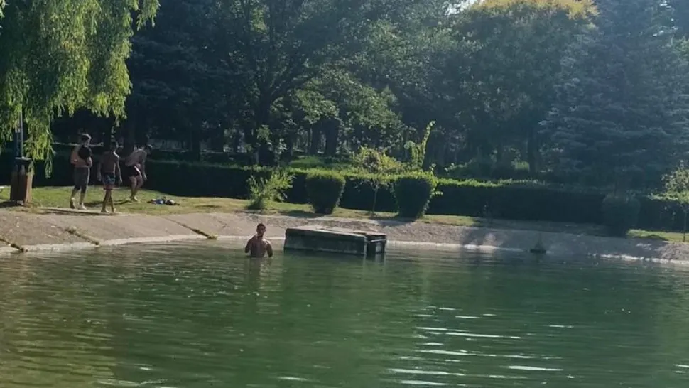 Patru tineri au fost amendați cu 6.000 de lei. Au fost prinși la scăldat, două zile la rând, într-un lac artificial dintr-un parc central