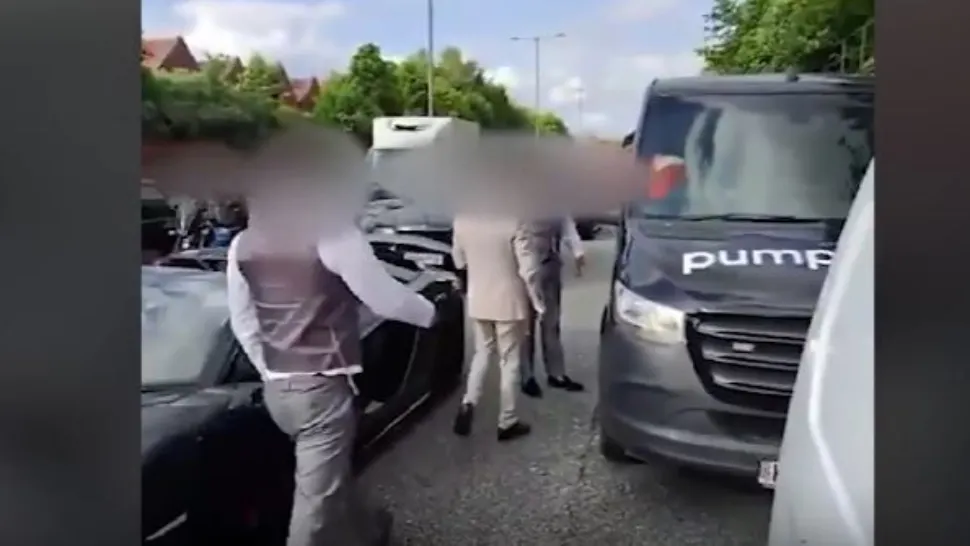 Scandal uriaș! Nuntașii au blocat șoseaua ca să se ia la harță în Londra