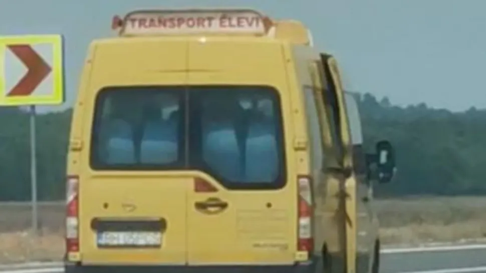 Microbuz școlar, filmat în timp ce rula cu ușa deschisă și cu elevi în interior pe o șosea din Bihor - VIDEO