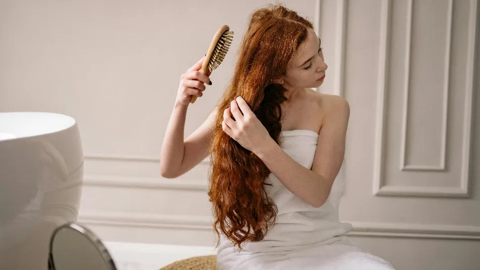 Care sunt cauzele căderii părului? Când ar trebui să te îngrijoreze acest lucru?