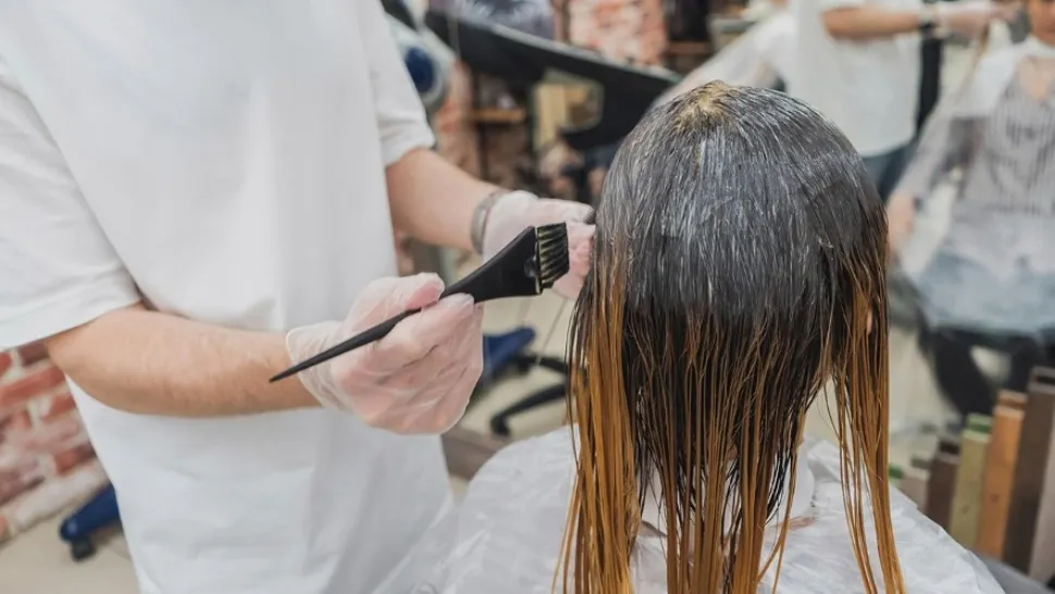 Cum reușesc stiliștii să mențină culoarea părului pe timp de vară? (P)