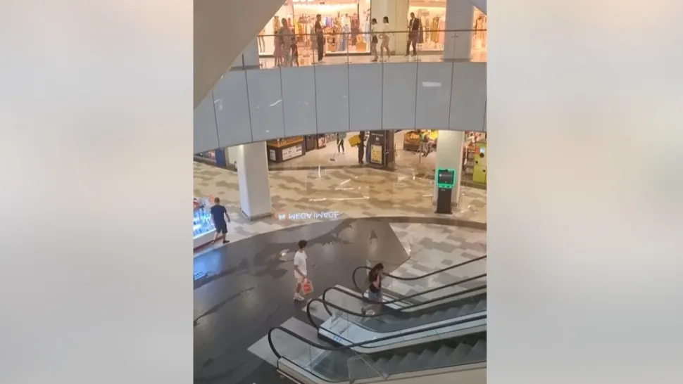 Dezastru în București. A plouat cu găleata chiar și în interiorul mall-urilor VIDEO