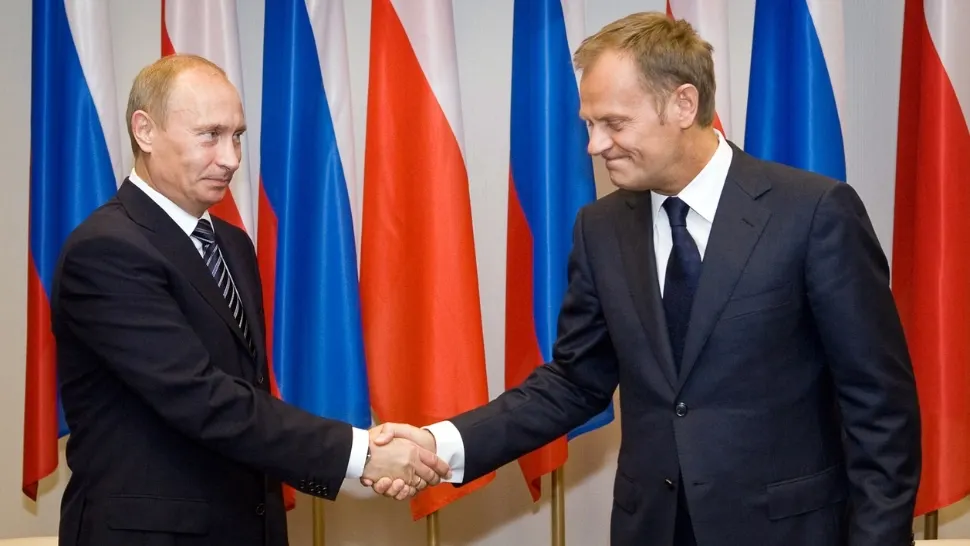 Ipocrizia propagandei Pro-UE în alegerile din Polonia. Cum a uitat că Donald Tusk a stat la braț cu Putin