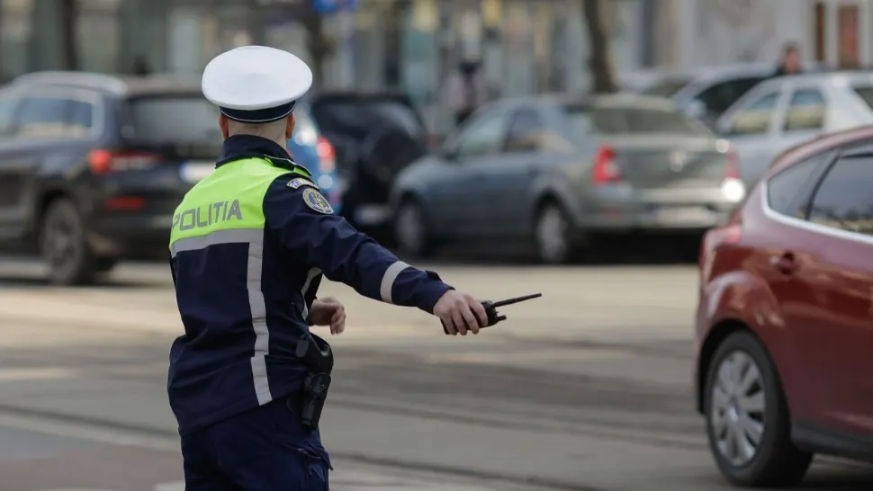 Cum se poate alege un șofer cu amendă deși depășește pe linie discontinuă. Detaliul care schimbă datele problemei
