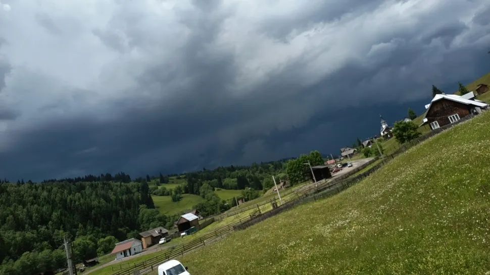 Prăpăd în țară după furtunile cu grindină și ploi torențiale. Acoperișuri smulse, copaci doborâți și culturi distruse - VIDEO
