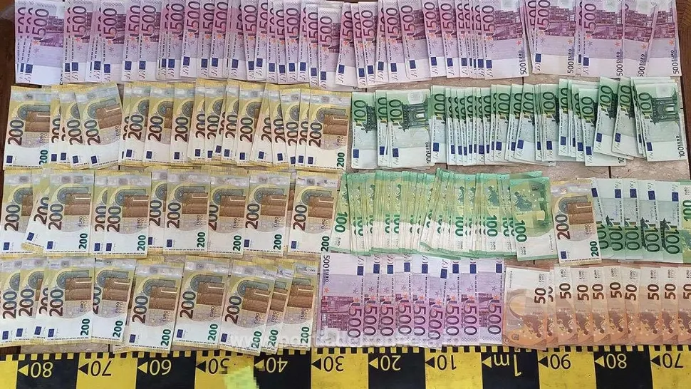 Dosarul actelor de identitate false: zeci de mii de euro descoperiți în urma perchezițiilor. 4 funcționari publici au fost reținuți în ancheta DIICOT