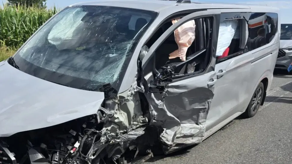 Accident rutier dezastruos: a fost activat Planul Roșu. 10 răniți, inclusiv copii și o gravidă, în urma coliziunii dintre un microbuz și o mașină