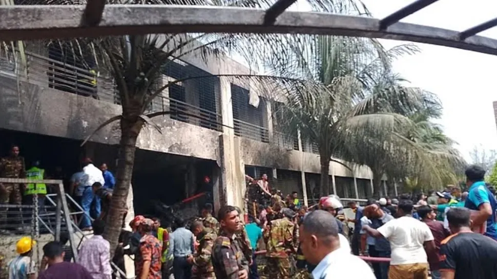 Accident devastator în Bangladesh. Un avion militar s-a prăbușit peste un campus școlar. Imaginile amintesc de tragedia din India - VIDEO