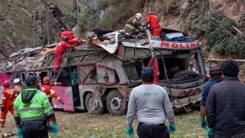Tragedie uriașă în Peru, după ce un autobuz a căzut într-o râpă: cel puţin 18 morți și 30 de răniți