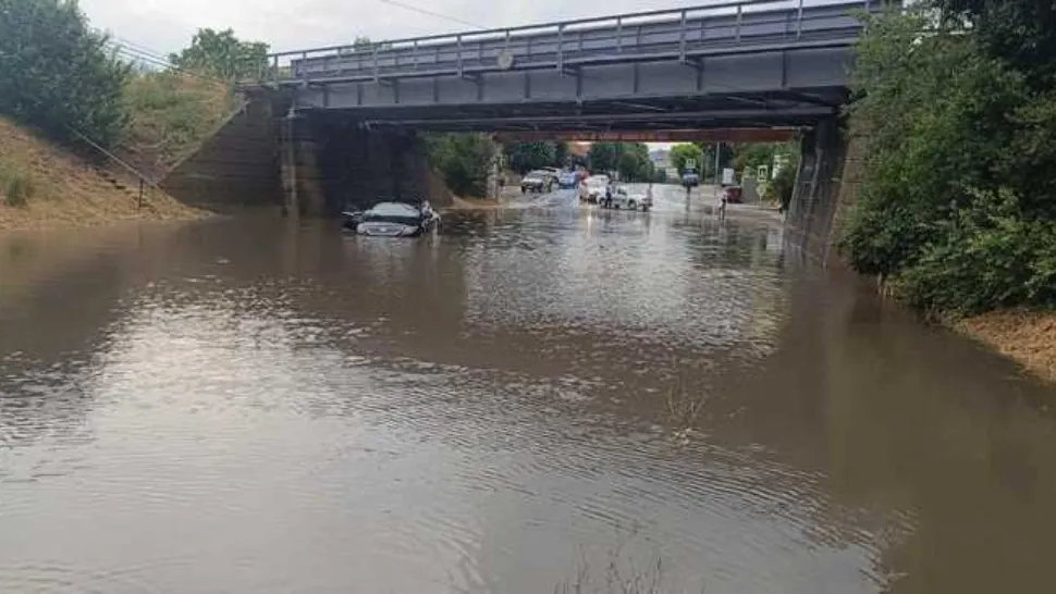 Furtună puternică în Brașov: un copac s-a prăbușit peste o mașină, iar mai multe străzi au fost inundate